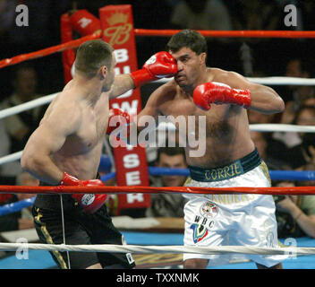 Vitali Klitschko di Ucraina e Germania, il più vecchio dei combattimenti fratelli Klitschko, ha vinto il vacante WBC World Heavyweight title, battito fuori il numero 2 contender, Corrie Sanders del Sud Africa, (che aveva già messo k.o. il fratello Wladimir in 2 turni lo scorso anno). La lotta è stata tenuta a Staples Arena di Los Angeles, 24 aprile 2004.(UPI foto/Roger Williams) Foto Stock