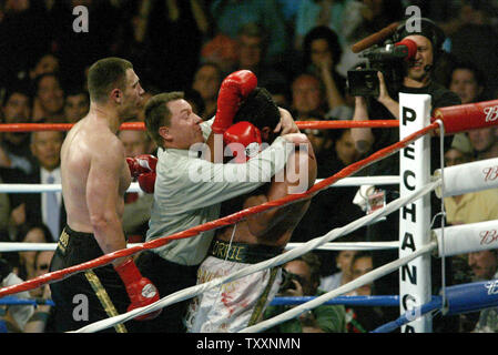 Vitali Klitschko di Ucraina e Germania, il più vecchio dei combattimenti fratelli Klitschko, ha vinto il vacante WBC World Heavyweight title, battito fuori il numero 2 contender, Corrie Sanders del Sud Africa, (che aveva già messo k.o. il fratello Wladimir in 2 turni lo scorso anno). La lotta è stata tenuta a Staples Arena di Los Angeles, 24 aprile 2004. (UPI foto/Roger Williams) Foto Stock