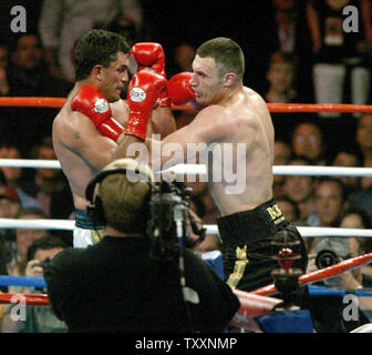 Vitali Klitschko di Ucraina e Germania, il più vecchio dei combattimenti fratelli Klitschko, ha vinto il vacante WBC World Heavyweight title, battito fuori il numero 2 contender, Corrie Sanders del Sud Africa, (che aveva già messo k.o. il fratello Wladimir in 2 turni lo scorso anno). La lotta è stata tenuta a Staples Arena di Los Angeles, 24 aprile 2004.(UPI foto/Roger Williams) Foto Stock