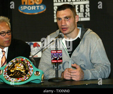 Vitali Klitschko di Ucraina e Germania, il più vecchio dei combattimenti fratelli Klitschko, ha vinto il vacante WBC World Heavyweight title, battito fuori il numero 2 contender, Corrie Sanders del Sud Africa, (che aveva già messo k.o. il fratello Wladimir in 2 turni lo scorso anno). Klitschko ha detto che preferisce combattere Lennox Lewis in una rivincita per il titolo il prossimo o se rimane Lewis pensionati avrebbe così come per la lotta contro il suo sogno lotta con Iron Mike Tyson. La lotta è stata tenuta a Staples Arena di Los Angeles, 24 aprile 2004.(UPI foto/Roger Williams) Foto Stock