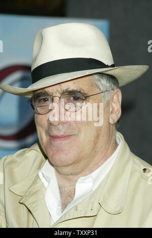 Attore Elliott Gould pone per fotografi alla premiere del film di 'Mr. 3000" a Los Angeles il 8 settembre 2004. Il termine di paragone film è un baseball commedia a tema con protagonista Bernie Mac che si apre in noi il 17 settembre. (UPI foto/Francesco Specker) Foto Stock