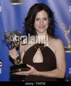 Mary-Louise Parker pone con il premio ha raccolto per una straordinaria attrice non protagonista in una miniserie o un film per il suo lavoro su 'angeli in America' durante la 56esima edizione degli Emmy Awards Domenica, Settembre 19, 2004 Presso lo Shrine Auditorium di Los Angeles, California. (UPI foto/Jim Ruymen) Foto Stock