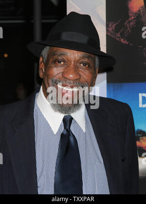 Membro del cast Bill Cobbs del nuovo film "perso", arriva alla premiere del film a Los Angeles, 7 ottobre 2004. (UPI foto/Francesco Specker) Foto Stock