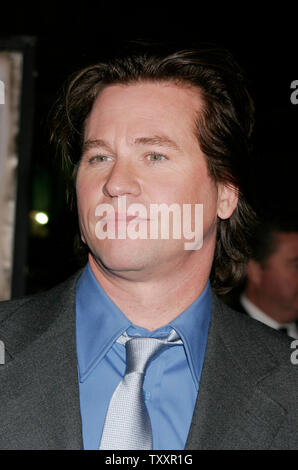 Attore e membro del cast Val Kilmer arriva a Novembre 16, 2004 Los Angeles premiere del film "Alexander", a Grauman's Chinese Theater. La Warner Bros film sarà rilasciato negli Stati Uniti il 24 novembre. (UPI foto/Francesco Specker) Foto Stock