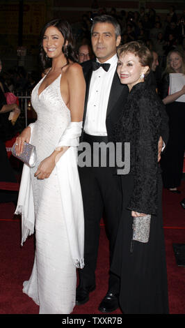 Attore George Clooney, centro, sua madre, Nina e girfriend, Lisa Snowden, arriva a Dicembre 8, 2004 Los Angeles premiere del film 'Ocean's Twelve' a Grauman's Theatre. La Warner Bros film apre Dicembre 10. (UPI foto/Francesco Specker) Foto Stock