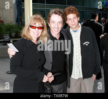 Attore Martin Short, centro, sua moglie Nancy Dolman e figlio arriva al 12 dicembre 2004 Los Angeles premiere del film, ' Lemony Snicket una serie di sfortunati eventi presso il Dome Glossari Affini. Il film si apre Dicembre 17th. (UPI foto/Francesco Specker) Foto Stock