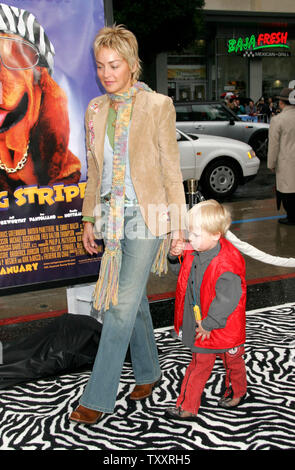 L'attrice Sharon Stone e suo figlio Stefano, arriva a Gennaio 8, 2005 Los Angeles premiere del film, ' racing strisce', a Grauman's Chinese Theater. Il film si apre in noi il 14 gennaio. (UPI foto/Francesco Specker) Foto Stock