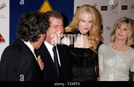 Attore-regista Mel Gibson, la seconda da sinistra, condivide una risata con l'attore Geoffrey Rush, sinistra, attrice Nicole Kidman e il cantante Olivia Newton-John presso la seconda annuale del G'Day L.A. Australia Settimana in Los Angeles, California, 15 gennaio 2005 (UPI foto/Francesco Specker) Foto Stock