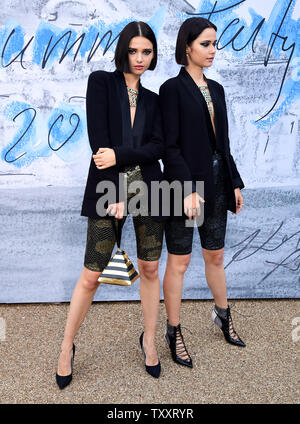 Anna Kuprienko e Sofia Kuprienko aka il blumo gemelli che frequentano la festa estiva 2019 presentato dalla serpentina gallerie & Chanel a serpentina gallerie, Kensington Gardens, Londra. Foto Stock