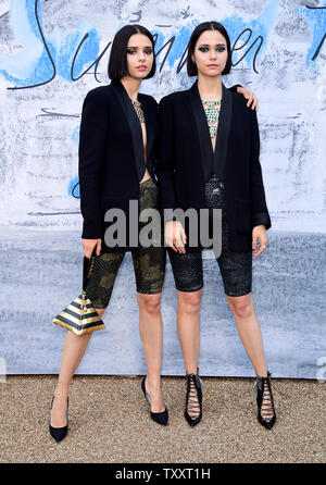 Anna Kuprienko e Sofia Kuprienko aka il blumo gemelli che frequentano la festa estiva 2019 presentato dalla serpentina gallerie & Chanel a serpentina gallerie, Kensington Gardens, Londra. Foto Stock