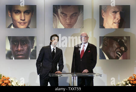 Oscar attore Adrian Brody (L) e l'Accademia delle Arti e delle scienze cinematografiche presidente Frank Pierson annunciare la nomination per il miglior attore in un ruolo di primo piano per la 77th annuale di Academy Awards durante una cerimonia teletrasmessa di Beverly Hills, la California il 25 gennaio, 2005. La nomination per il miglior attore in un ruolo di primo piano sono, dal basso a sinistra: Don Cheadle, per 'Hotel Ruanda", Johnny Depp, per 'Trovare Neverland,' Leonardo DiCaprio , per 'l'Aviatore", Clint Eastwood, per 'Million Dollar Baby,' e Jamie Foxx, per 'Ray.' Academy Awards sono pianificate per essere annunciato domenica 27 febbraio. ( Foto Stock