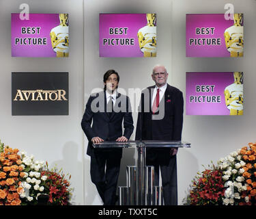 Oscar attore Adrian Brody (L) e l'Accademia delle Arti e delle scienze cinematografiche presidente Frank Pierson annunciare la nomination per Best Motion Picture dell anno per la 77th annuale di Academy Awards durante una cerimonia teletrasmessa di Beverly Hills, la California il 25 gennaio, 2005. 'L'aviatore" ha portato il pacco con fa cenno di sì con la testa in 11 categorie. Inoltre designato sono 'Trovare Neverland, 'Million Dollar Baby," "Ray,' e 'Sideways." (UPI foto/Rafael Lanus) Foto Stock