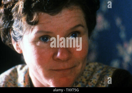 Imelda Staunton, raffigurato in questo ancora da "Vera Drake", è stato nominato il 25 gennaio 2005 per la migliore attrice in un ruolo di primo piano per la sua performance nel film. Questa immagine viene reso disponibile qui come parte dell'Accademia delle Arti e delle scienze cinematografiche 77th annuo di premi Oscar nomination. UPI foto/AMPAS HO) Foto Stock