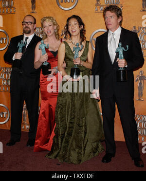 Il cast del film "ideways", Paul Giamatti , Virginia Madsen, Sandra Oh e chiesa del Thomas Hayden (L-R), tenere premuto l'Attore awards hanno vinto per le straordinarie prestazioni di un cast ensemble in un'immagine in movimento, durante l'undicesima edizione del Screen Actors Guild Awards presso lo Shrine Auditorium di Los Angeles, California, 5 febbraio 2005. (UPI foto/Jim Ruymen) Foto Stock