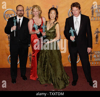 Il cast del film "ideways", Paul Giamatti , Virginia Madsen, Sandra Oh e chiesa del Thomas Hayden (L-R), tenere premuto l'Attore awards hanno vinto per le straordinarie prestazioni di un cast ensemble in un'immagine in movimento, durante l'undicesima edizione del Screen Actors Guild Awards presso lo Shrine Auditorium di Los Angeles, California, 5 febbraio 2005. (UPI foto/Jim Ruymen) Foto Stock