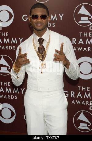 Usher arriva per il 47th Annual Grammy Awards a Staples Center a Los Angeles, California domenica 13 febbraio, 2005. (UPI foto/Jim Ruymen) Foto Stock