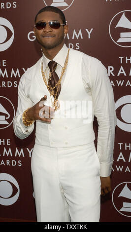 Usher arriva per il 47th Annual Grammy Awards a Staples Center a Los Angeles, California domenica 13 febbraio, 2005. (UPI foto/Jim Ruymen) Foto Stock