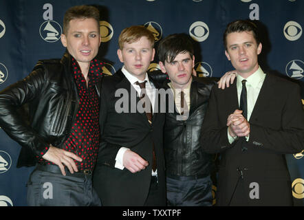 (L-R) Alex Kapranos, Bob Hardy, Paul Thomson, e Nick McCarthy dei Franz Ferdinand pongono dietro le quinte 47th Grammy Awards a Los Angeles il 13 febbraio 2005. (UPI foto/Laura Cavanaugh) Foto Stock