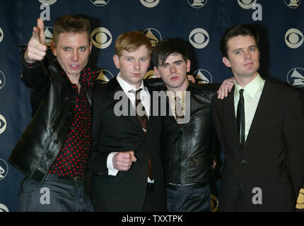 (L-R) Alex Kapranos, Bob Hardy, Paul Thomson, e Nick McCarthy dei Franz Ferdinand pongono dietro le quinte 47th Grammy Awards a Los Angeles il 13 febbraio 2005. (UPI foto/Laura Cavanaugh) Foto Stock