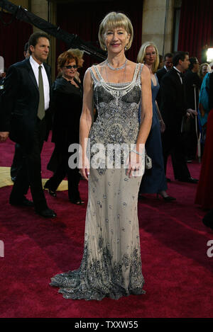 Helen Mirren arriva per il 77th annuale di Academy Awards tenutosi presso il Teatro Kodak, nel febbraio 27, 2005 a Los Angeles. (UPI foto/Laura Cavanaugh) Foto Stock