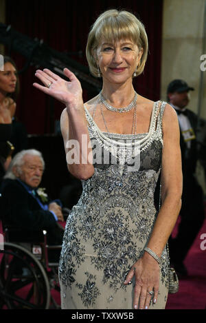 Helen Mirren arriva per il 77th annuale di Academy Awards tenutosi presso il Teatro Kodak, nel febbraio 27, 2005 a Los Angeles. (UPI foto/Laura Cavanaugh) Foto Stock