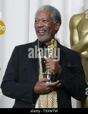 Morgan Freeman trattiene il suo premio dopo aver vinto il miglior attore non protagonista Oscar per il suo ruolo in 'Million Dollar Baby' alla 77th Academy Awards in Hollywood, CA il 27 febbraio 2005. (UPI foto/Laura Cavanaugh) Foto Stock