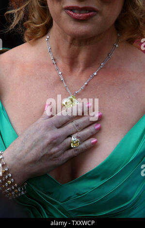 L'attrice Maria Hart arriva per il 77th annuale di Academy Awards tenutosi presso il Teatro Kodak, nel febbraio 27, 2005 a Los Angeles. (UPI foto/Terry Schmitt) Foto Stock