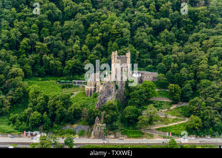 Castello Burg Rheinstein da Assmanshausen nel medio alta valle del Reno (Mittelrhein), vicino a Rudesheim, Bingen. Assmanshausen, Hessen, Germania Foto Stock