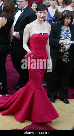 L'attrice Renee Zellweger arriva per il 77th annuale di Academy Awards tenutosi presso il Teatro Kodak, il 29 febbraio 2004 a Los Angeles. (UPI foto/Terry Schmitt) Foto Stock