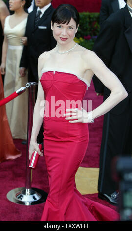 L'attrice Renee Zellweger arriva per il 77th annuale di Academy Awards tenutosi presso il Teatro Kodak, il 29 febbraio 2004 a Los Angeles. (UPI foto/Terry Schmitt) Foto Stock