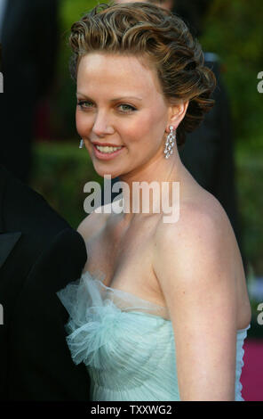 Charlize Theron arriva per il 77th annuale di Academy Awards tenutosi presso il Teatro Kodak, il 29 febbraio 2004 a Los Angeles. (UPI foto/Terry Schmitt) Foto Stock