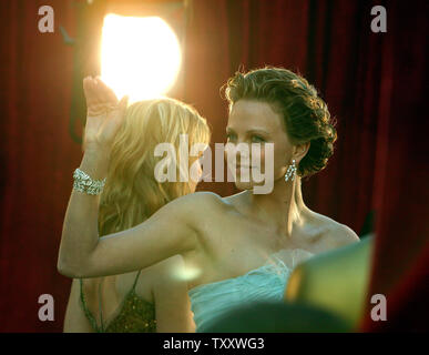 Charlize Theron arriva per il 77th annuale di Academy Awards tenutosi presso il Teatro Kodak, il 29 febbraio 2004 a Los Angeles. (UPI foto/Terry Schmitt) Foto Stock