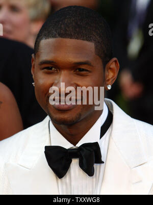 Usher arriva per il 77th annuale di Academy Awards tenutosi presso il Teatro Kodak, il 29 febbraio 2004 a Los Angeles. (UPI foto/Terry Schmitt) Foto Stock