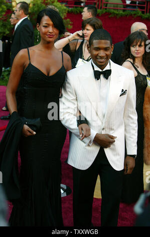 Usher e il suo ospite non identificato di arrivare per la 77th annuale di Academy Awards tenutosi presso il Teatro Kodak, il 29 febbraio 2004 a Los Angeles. (UPI foto/Terry Schmitt) Foto Stock