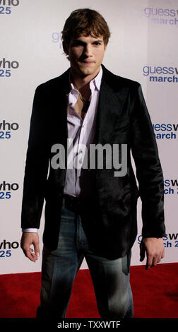 Membro del cast Ashton Kutcher arriva per la prima della commedia drammatica motion picture "Indovina chi,' a Grauman's Chinese Theater nella sezione di Hollywood di Los Angeles, 13 marzo 2005. Il film, co-starring Bernie Mac apre negli Stati Uniti il 25 marzo. (UPI foto/Jim Ruymen) Foto Stock