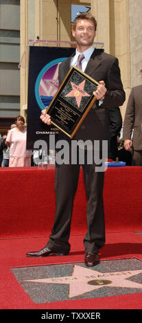 Emittente Ryan Seacrest, ospite dello show televisivo "idolo americano,' detiene una replica la placca della sua nuova stella nel corso di una cerimonia di inaugurazione sulla Hollywood Walk of Fame a Los Angeles il 20 aprile 2005. Seacrest è stato onorato con il 2, 282star per i suoi successi nelle trasmissioni radio. (UPI foto/Jim Ruymen) Foto Stock