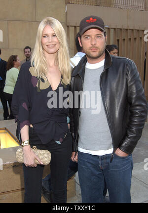 Modello tedesco-attrice Claudia Schiffer e suo marito direttore-produttore Matthew Vaughn arriva alla premiere di 'Layer Cake' Maggio 2, 2005 a Los Angeles. (UPI foto/John Hayes) Foto Stock