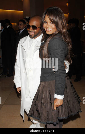 Produttore di musica Jermaine Dupri (L), il destinatario della ASCAP Golden Nota Award, arriva con Janet Jackson alla XXII edizione ASCAP Pop Music Awards di Beverly Hills, la California il 16 maggio 2005. (UPI foto/Jim Ruymen) Foto Stock