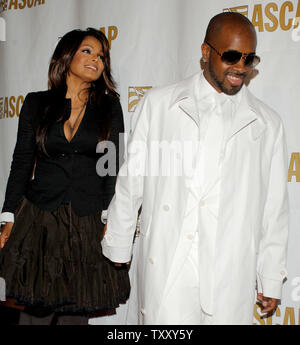 Produttore di musica Jermaine Dupri (R), il destinatario della ASCAP Golden Nota Award, arriva con Janet Jackson alla XXII edizione ASCAP Pop Music Awards di Beverly Hills, la California il 16 maggio 2005. (UPI foto/Jim Ruymen) Foto Stock