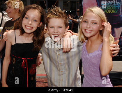 Julia Winter, Freddie Highmore e Annasophia Robb (L-R), membri del cast nel nuovo motion picture 'Charlie e la Fabbrica di Cioccolato',' diretto da Tim Burton, arrivare per la premiere del film in corrispondenza di Grauman's Chinese Theater nella sezione di Hollywood di Los Angeles Luglio 10, 2005. Il film basato sul romanzo di Roald Dahl e racconta la storia di ragazzi che vincere un tour di Willy Wonka Chocolate Factory. Si apre negli Stati Uniti il 15 luglio 2005. (UPI foto/Jim Ruymen) Foto Stock