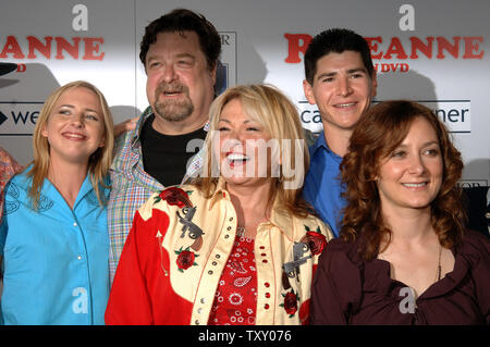 Alicia Goranson, John Goodman, Roseanne, Michael Fishman e Sara Gilbert (L-R), membri del cast nella commedia televisiva serie 'Roseanne", condividere un momento di luce sul tappeto rosso al DVD launch party per 'Roseanne Season One' a Los Angeles il 18 luglio 2005. (UPI foto/Jim Ruymen) Foto Stock