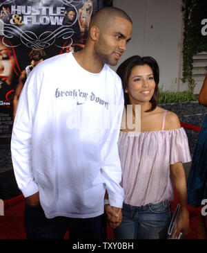 Us attrice Eva Longoria (R), la star della serie televisiva "esperate casalinghe,' e il francese Ragazzo giocatore di pallacanestro professionale Tony Parker del San Antonio Spurs arriverete come ospiti per la premiere del nuovo motion picture drama " Hustle & Flow' a Los Angeles, 20 luglio 2005. Il film diretto da Craig Brewer, racconta la storia di un tracotante hustler da Memphis, giocato da Terrence Howard, che sta cercando di trasformare la sua vita intorno e segue il suo sogno di diventare un cantante rap. Il film si apre negli Stati Uniti in luglio 22. (UPI foto/Jim Ruymen) Foto Stock