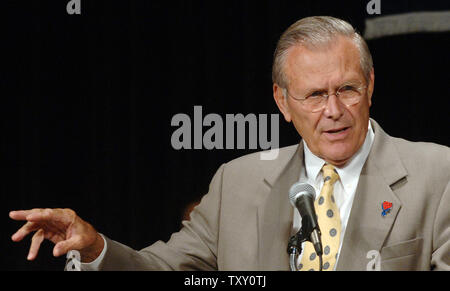 Stati Uniti Il Segretario della Difesa Donald Rumsfeld risolve il Los Angeles gli affari del mondo consiglio di Beverly Hills, la California il 4 agosto 2005. La notizia non è buona dall'Iraq, ma il solo modo per onorare il U.S. Marines uccisi in combattimento è di completare la missione", Rumsfeld ha detto. (UPI foto/Jim Ruymen) Foto Stock