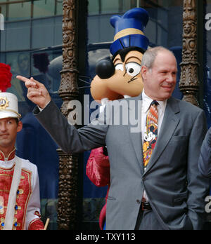 In uscita il CEO di Disney Michael Eisner partecipa a Hollywood Walk of Fame cerimonia Luglio 14, 2005. Una decisione del tribunale ieri ha cancellato il Walt Disney Co. in connessione con un lucroso indennità di package dato all ex presidente della società Michael Ovitz. Ruminating su Eisner, la sentenza del giudice ha scritto: "In virtù del suo machiavellico (e) imperiale la natura come amministratore delegato, e il suo controllo su (Michael) Ovitz di assunzione in particolare, Eisner in larga misura è responsabile per le mancanze nel processo che ha infettato e portatori di handicap la scheda della capacità decisionale. "Eisner,' il giudice continua, 'stacked hi Foto Stock