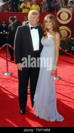 Donald Trump, 59, arriva con la moglie Melania per la 57th annuale di Primetime Emmy Awards presso lo Shrine Auditorium di Los Angeles in questo mese di settembre 18, 2005 foto d'archivio. Trump la moglie Melania Knauss, 35, è incinta con il magnate immobiliare quinto del bambino e si è dovuto in primavera, Trump's portavoce detto il 27 settembre 2005. (UPI foto/Jim Ruymen/file) Foto Stock