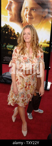 Elisabeth Shue, un membro del cast nel nuovo motion picture drama sport 'Dalesatore', arriva per la premiere del film a Los Angeles, la California il 9 ottobre 2005. (UPI foto/Jim Ruymen) Foto Stock