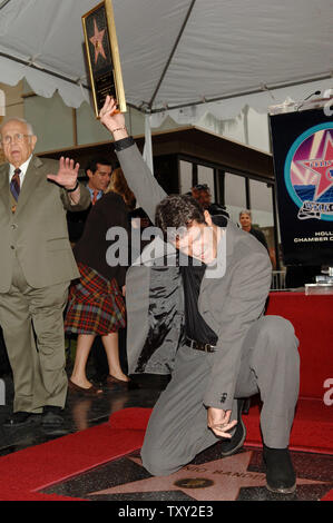 Attore Antonio Banderas danze sul suo neo-dedicato della stella sulla Hollywood Walk of Fame durante le cerimonie di dedizione a Los Angeles, California, 18 ottobre 2005. Banderas, nato in Spagna a Malaga, è nota a livello internazionale nel mondo del cinema, televisione e teatro. Il suo più recente ruolo era come la voce del Gatto con gli stivali in animata della favola "hrek 2,' e sarà presto di ritorno per il ruolo che lo ha reso famoso in "La leggenda di Zorro,' apertura dal 28 ottobre. (UPI foto/Jim Ruymen) Foto Stock