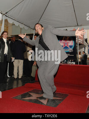 Attore Antonio Banderas danze sul suo neo-dedicato della stella sulla Hollywood Walk of Fame durante le cerimonie di dedizione a Los Angeles, California, 18 ottobre 2005. Banderas, nato in Spagna a Malaga, è nota a livello internazionale nel mondo del cinema, televisione e teatro. Il suo più recente ruolo era come la voce del Gatto con gli stivali in animata della favola "hrek 2,' e sarà presto di ritorno per il ruolo che lo ha reso famoso in "La leggenda di Zorro,' apertura dal 28 ottobre. (UPI foto/Jim Ruymen) Foto Stock