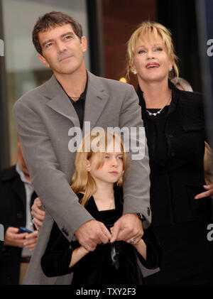 Attore Antonio Banderas' moglie Melanie Griffith (R) reagisce come Banderas detiene la loro figlia Stella come egli viene introdotto durante la dedizione cerimonie per la sua stella sulla Hollywood Walk of Fame a Los Angeles il 18 ottobre 2005. Banderas, nato in Spagna a Malaga, è nota a livello internazionale nel mondo del cinema, televisione e teatro. Il suo più recente ruolo era come la voce del Gatto con gli stivali in animata della favola "hrek 2,' e sarà presto di ritorno per il ruolo che lo ha reso famoso in "La leggenda di Zorro,' apertura dal 28 ottobre. (UPI foto/Jim Ruymen) Foto Stock