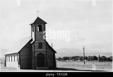 La Chiesa cattolica, Ft. Washakie.; Portata e contenuto: Questa immagine documenti la vita al Wind River Indian agenzia in Wyoming. Istituito inizialmente come la prenotazione Shoshone nel 1868, dieci anni più tardi la fascia settentrionale della Arapahoe indiani sono stati spostati anche per la prenotazione. Foto Stock